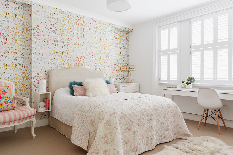 Klassisches Mädchenzimmer mit Schlafplatz und bunten Wänden in London