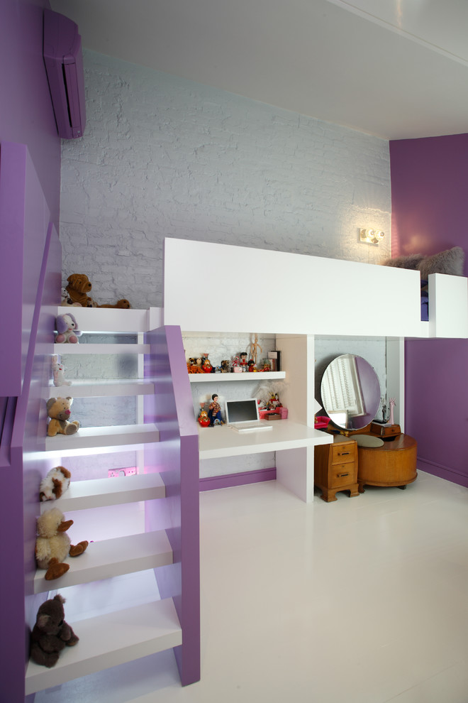 Modern inredning av ett stort flickrum för 4-10-åringar, med lila väggar och vitt golv
