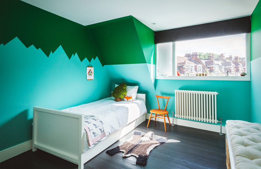 Идея дизайна: нейтральная детская среднего размера в современном стиле с спальным местом, разноцветными стенами, деревянным полом и черным полом