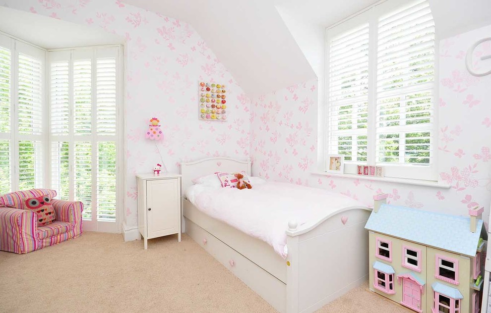На фото: детская в современном стиле с спальным местом и ковровым покрытием для ребенка от 1 до 3 лет, девочки