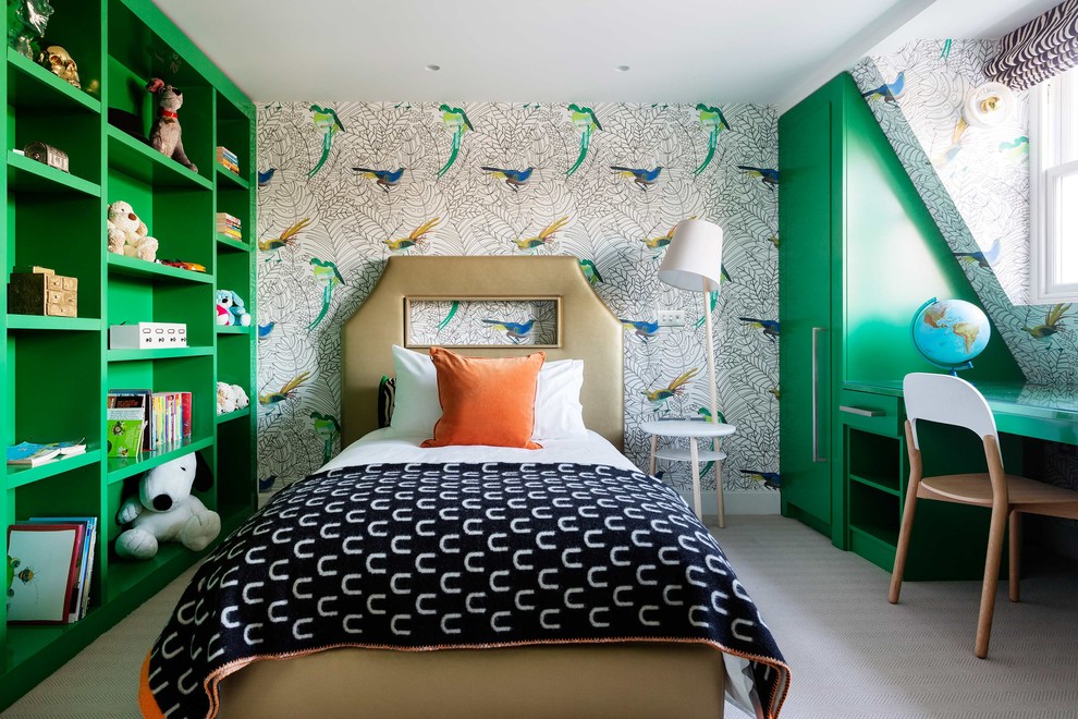 Inspiration för mellanstora eklektiska könsneutrala barnrum för 4-10-åringar och kombinerat med sovrum, med heltäckningsmatta, grått golv och flerfärgade väggar