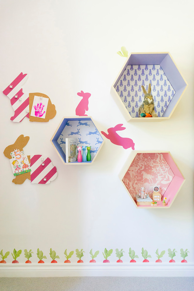 ハートフォードシャーにある小さなコンテンポラリースタイルのおしゃれな子供部屋 (ピンクの壁、カーペット敷き、児童向け、グレーの床) の写真