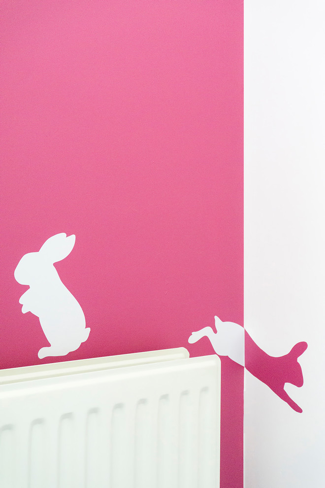 ハートフォードシャーにある小さなコンテンポラリースタイルのおしゃれな子供部屋 (ピンクの壁、カーペット敷き、児童向け、グレーの床) の写真