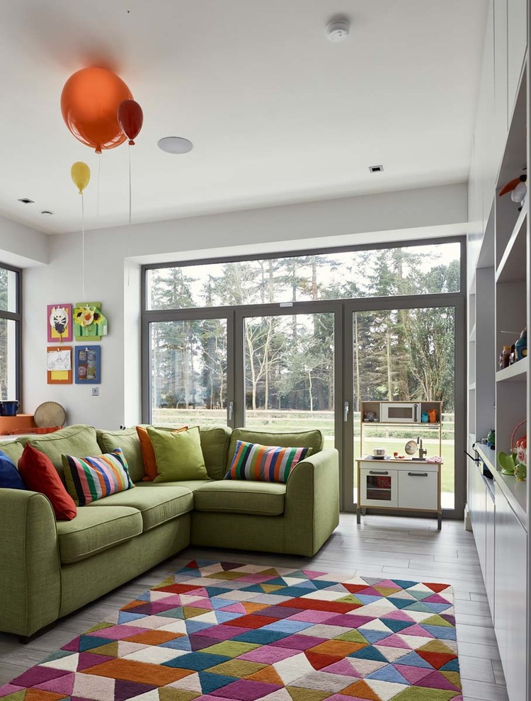Idee per una cameretta per bambini da 4 a 10 anni design con pareti bianche e pavimento grigio