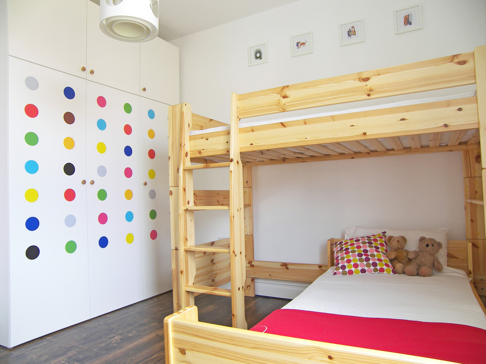 Exemple d'une chambre d'enfant de 4 à 10 ans tendance avec parquet foncé, un mur blanc et un lit superposé.