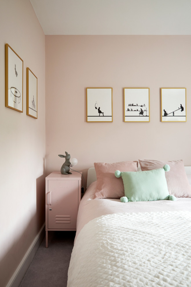 На фото: детская в современном стиле с спальным местом, розовыми стенами, ковровым покрытием и серым полом для девочки