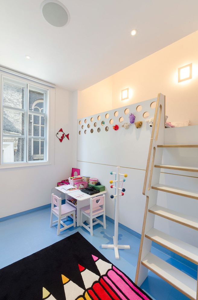 На фото: детская в современном стиле с спальным местом и белыми стенами для ребенка от 4 до 10 лет, девочки с
