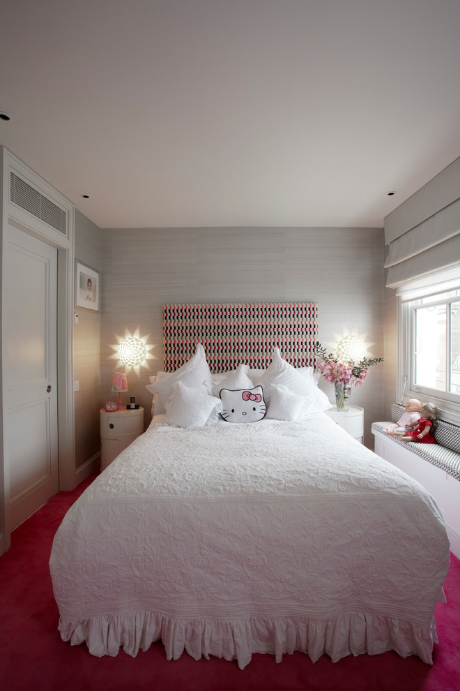 Bild på ett funkis flickrum kombinerat med sovrum och för 4-10-åringar, med grå väggar och heltäckningsmatta