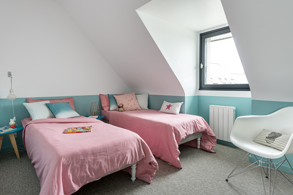 Стильный дизайн: нейтральная детская среднего размера в морском стиле с спальным местом и синими стенами для подростка - последний тренд