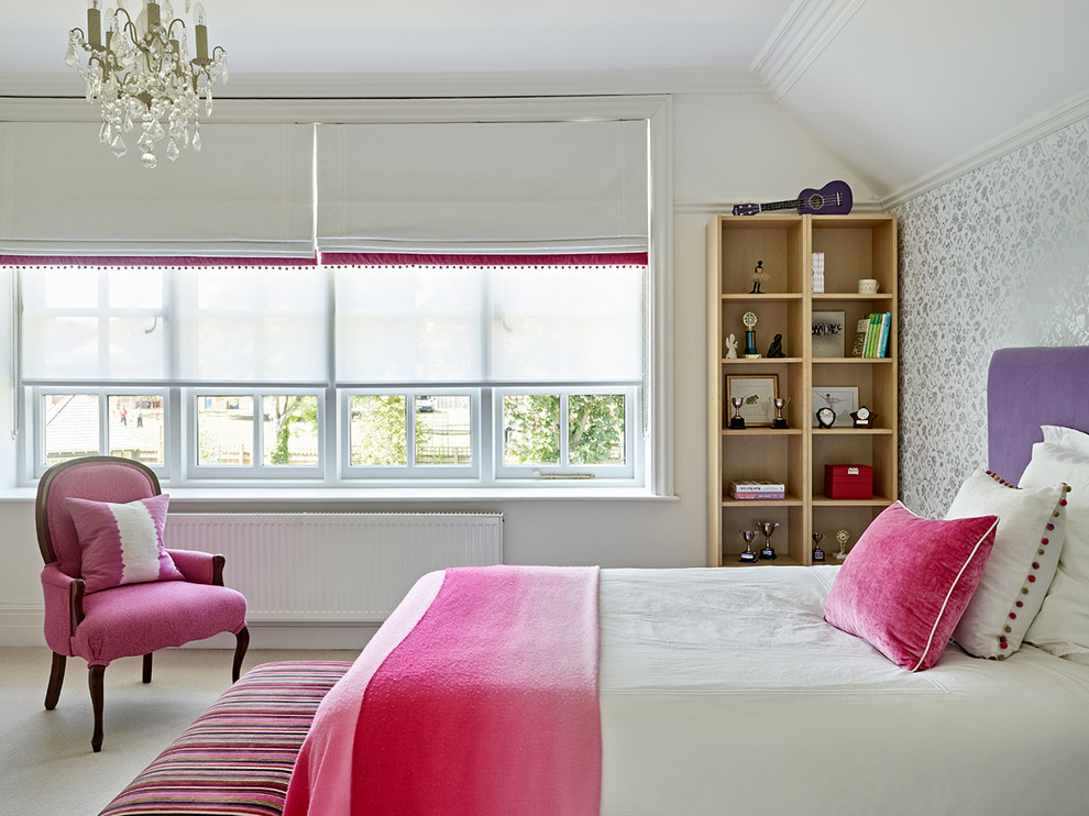 Immagine di una cameretta per bambini classica con pareti bianche, moquette e pavimento beige