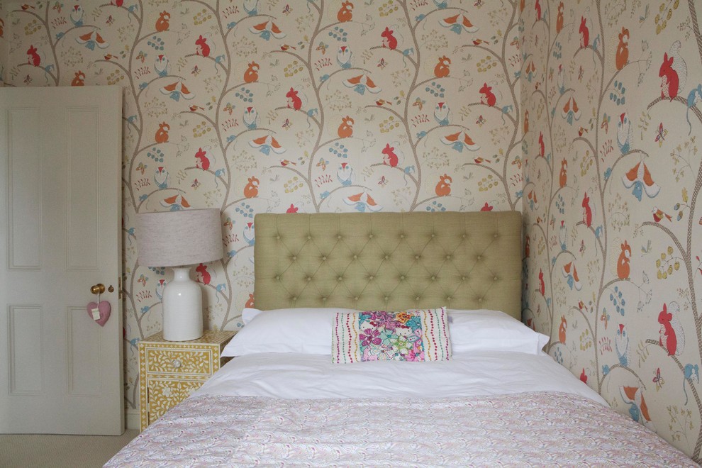 Bild på ett vintage flickrum kombinerat med sovrum och för 4-10-åringar, med flerfärgade väggar