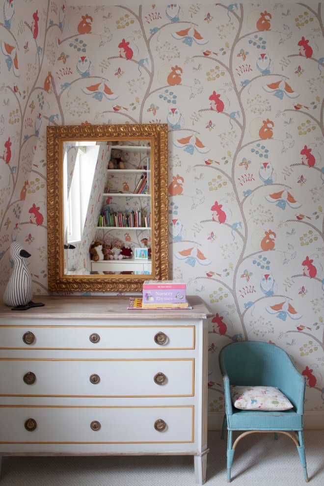 Modelo de habitación de niña de 4 a 10 años clásica renovada con paredes multicolor, moqueta y suelo beige