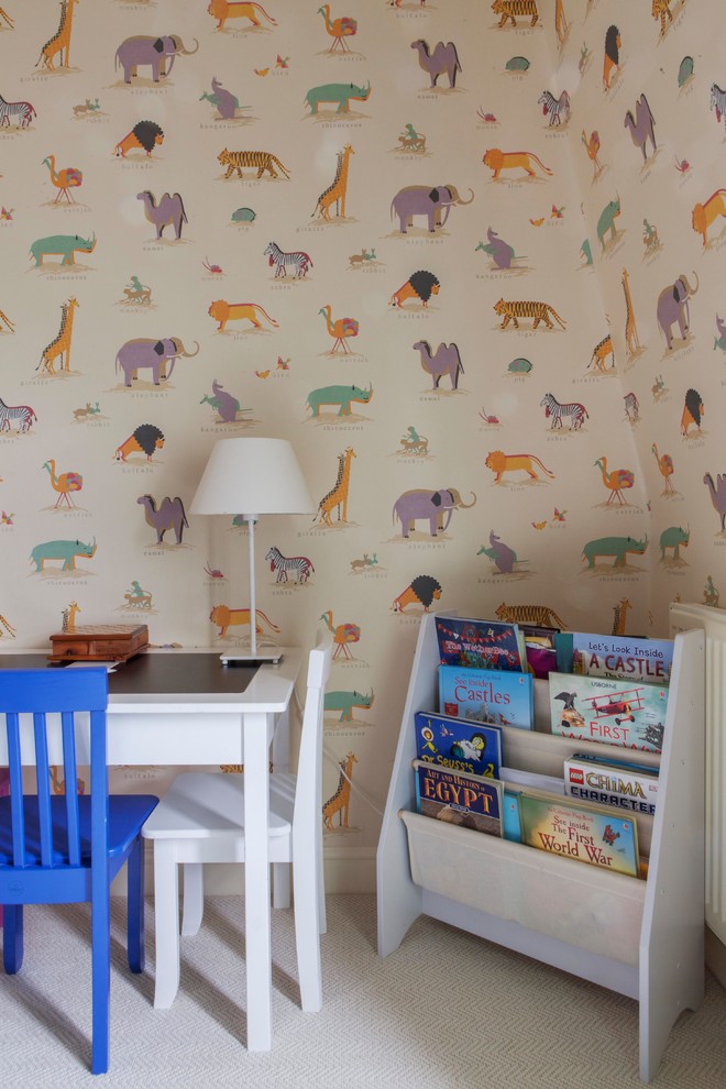 Свежая идея для дизайна: нейтральная детская в стиле неоклассика (современная классика) с рабочим местом, разноцветными стенами, ковровым покрытием и бежевым полом для ребенка от 4 до 10 лет - отличное фото интерьера