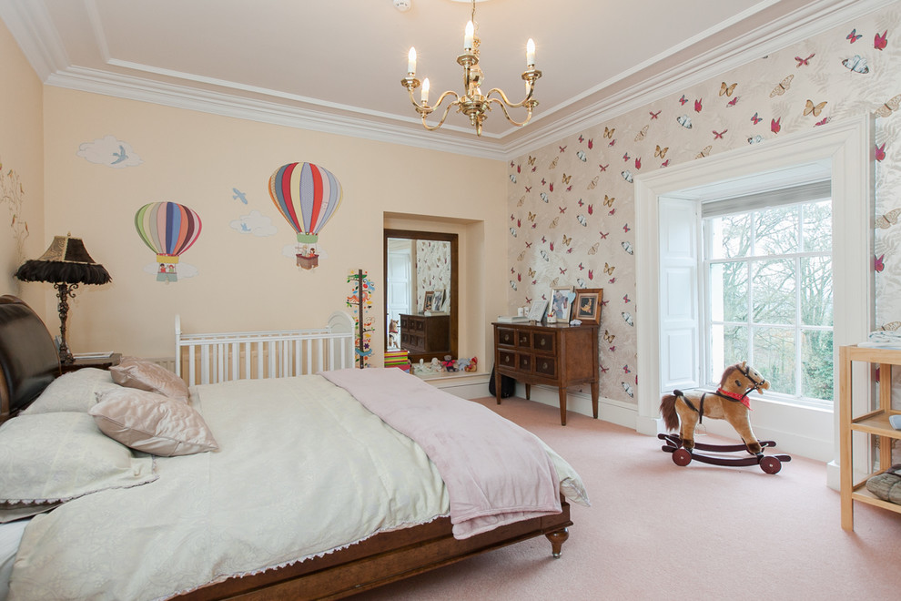 Immagine di una cameretta neutra classica con pareti multicolore, moquette e pavimento rosa