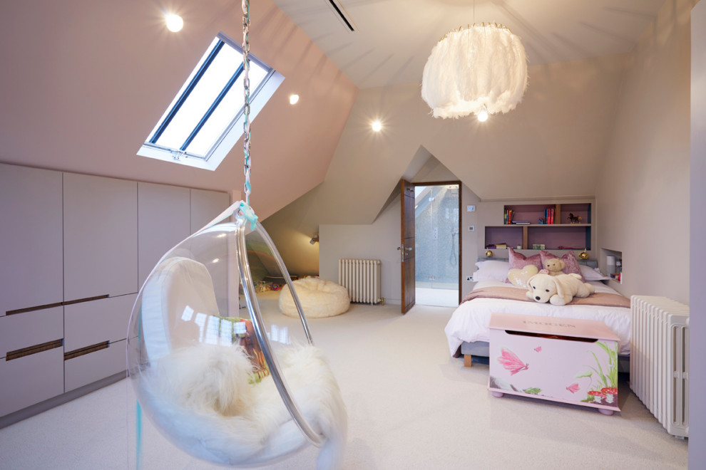 Inspiration för mellanstora flickrum kombinerat med sovrum och för 4-10-åringar, med rosa väggar, heltäckningsmatta och grått golv