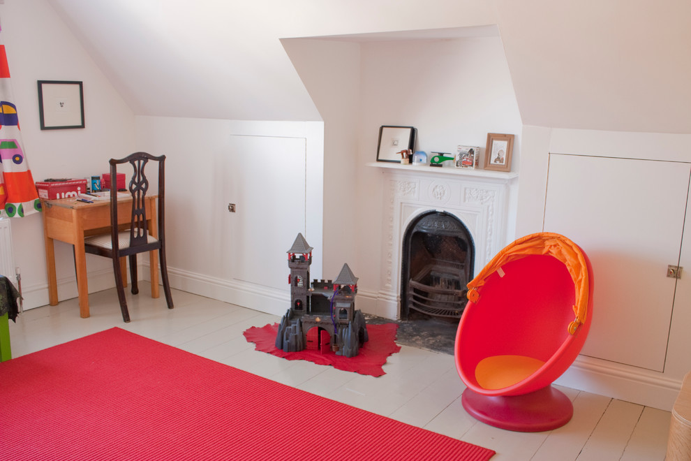 Ispirazione per una cameretta per bambini da 4 a 10 anni contemporanea con pareti bianche e pavimento in legno verniciato