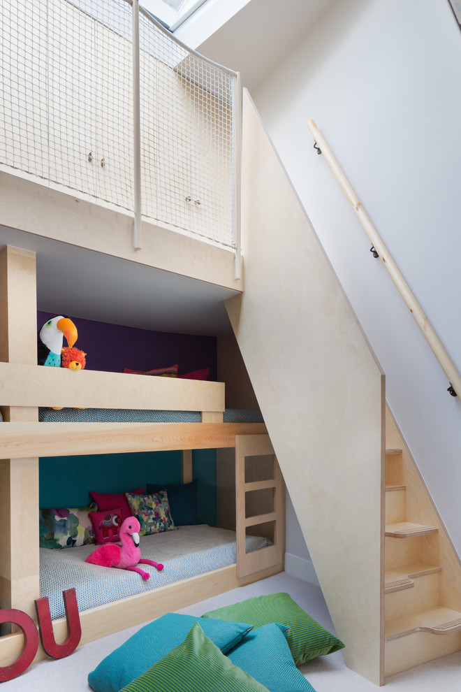 Exotisk inredning av ett könsneutralt barnrum kombinerat med sovrum och för 4-10-åringar, med heltäckningsmatta, vita väggar och grått golv