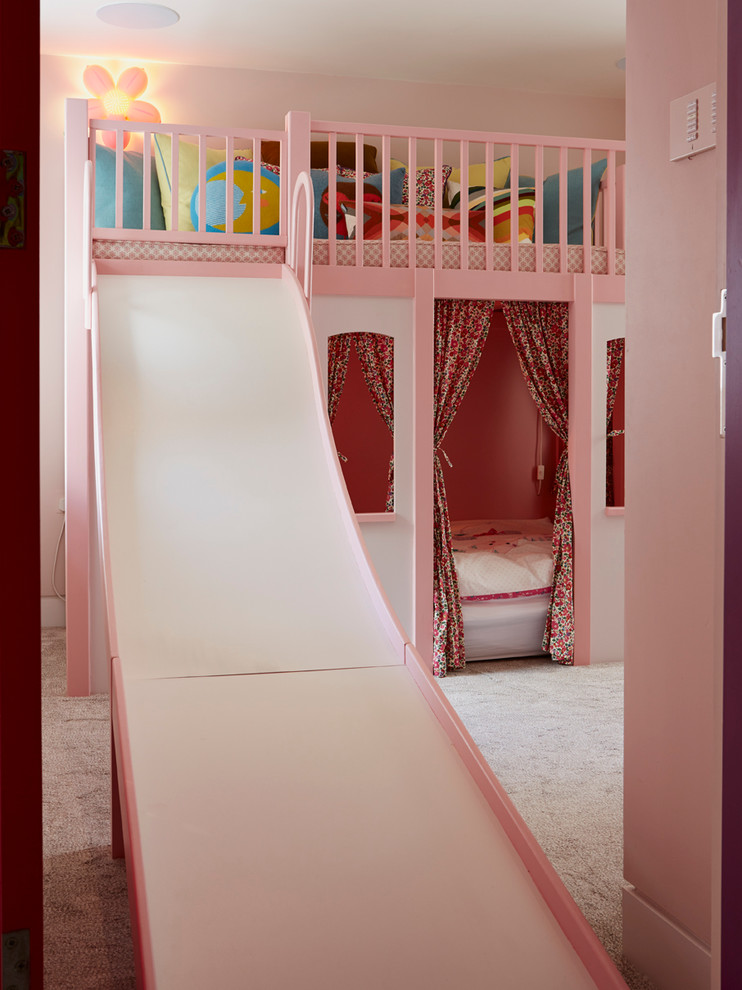 Modelo de habitación de niña contemporánea con paredes rosas y moqueta