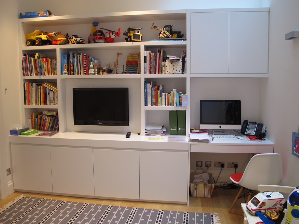 Foto de habitación infantil unisex de 4 a 10 años moderna pequeña con escritorio