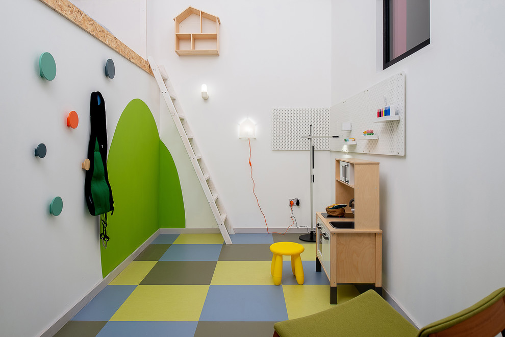 Imagen de dormitorio infantil actual con paredes blancas y suelo multicolor