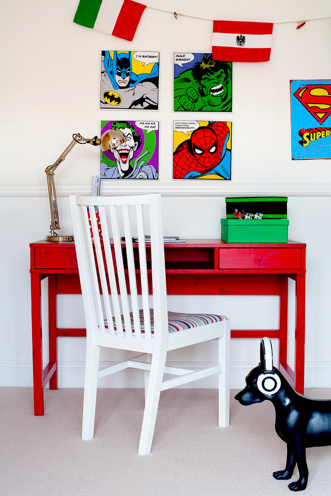 Inredning av ett litet pojkrum kombinerat med skrivbord och för 4-10-åringar, med beige väggar och heltäckningsmatta
