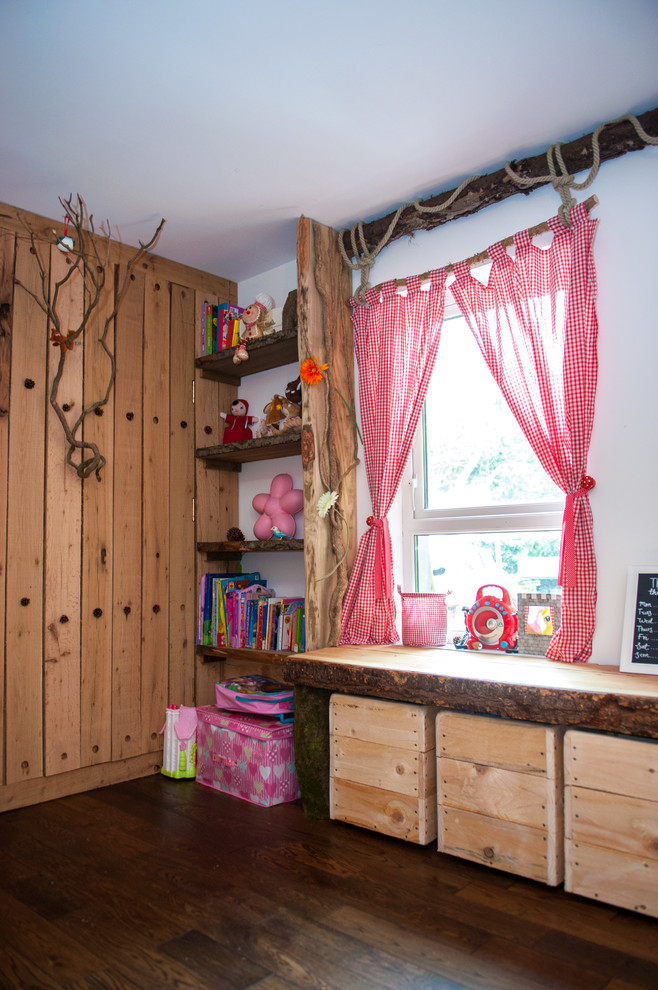 Modelo de dormitorio infantil de 1 a 3 años rústico grande con paredes blancas y suelo de madera oscura