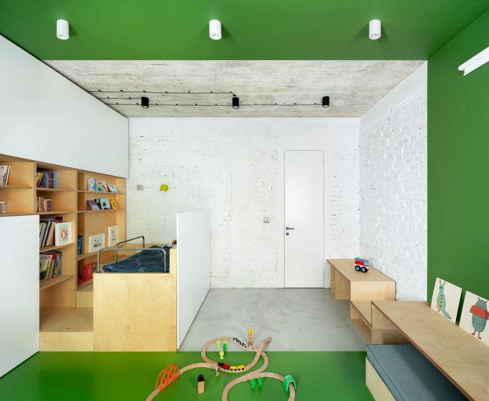 Immagine di una cameretta per bambini da 4 a 10 anni industriale di medie dimensioni con pareti verdi e pavimento verde