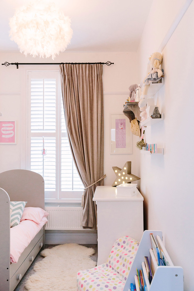 Idéer för ett litet modernt flickrum kombinerat med sovrum, med flerfärgade väggar, heltäckningsmatta och grått golv