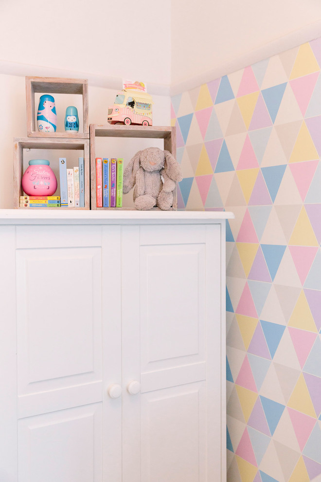 На фото: маленькая детская в современном стиле с спальным местом, разноцветными стенами, ковровым покрытием и серым полом для на участке и в саду, ребенка от 1 до 3 лет, девочки с