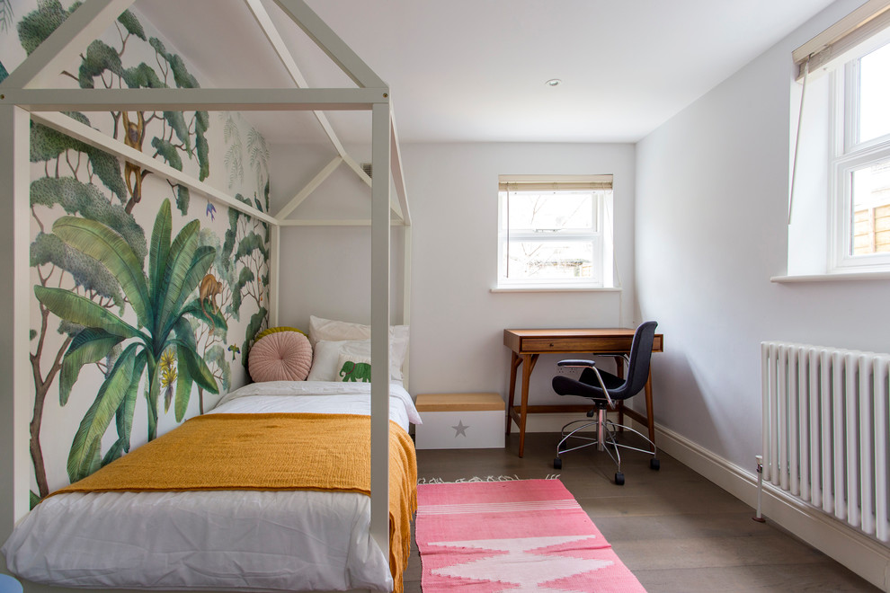 Kleines Modernes Mädchenzimmer mit Schlafplatz, weißer Wandfarbe, dunklem Holzboden und braunem Boden in London