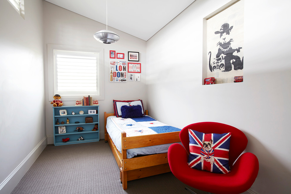 На фото: детская в современном стиле с спальным местом, серыми стенами и ковровым покрытием для ребенка от 4 до 10 лет, мальчика