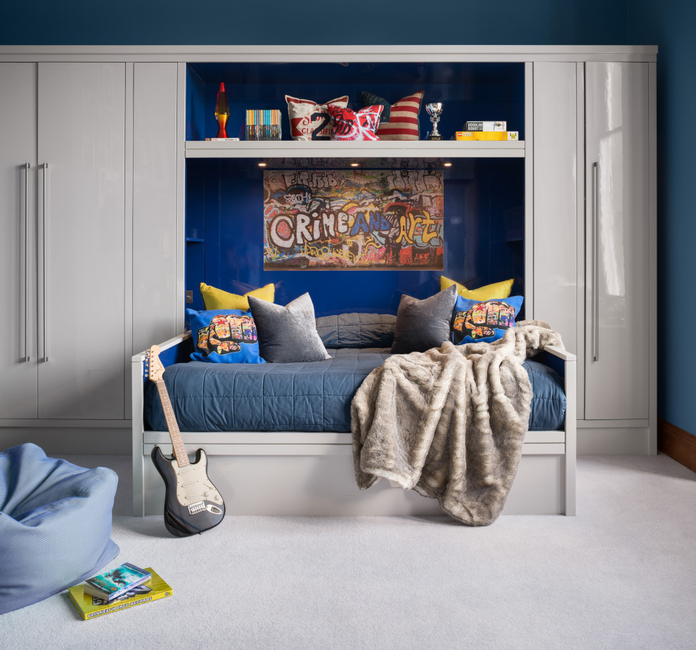 Ejemplo de dormitorio infantil actual con paredes azules, moqueta y suelo gris