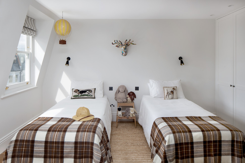Foto på ett vintage pojkrum kombinerat med sovrum och för 4-10-åringar, med vita väggar, heltäckningsmatta och beiget golv