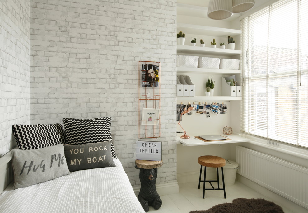 Kleines, Neutrales Nordisches Jugendzimmer mit Schlafplatz, weißer Wandfarbe und gebeiztem Holzboden in London