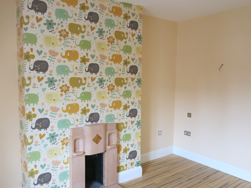 Cette photo montre une chambre d'enfant de 4 à 10 ans tendance de taille moyenne avec un mur multicolore, un sol marron et parquet en bambou.