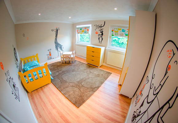 Idéer för att renovera ett mellanstort funkis pojkrum kombinerat med sovrum och för 4-10-åringar, med beige väggar