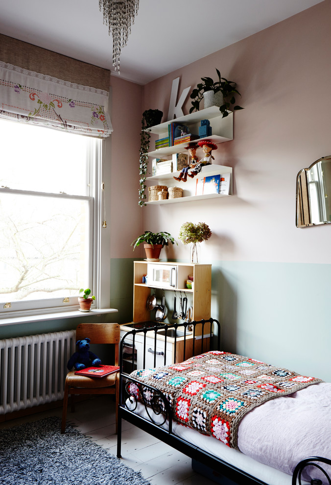 Exempel på ett litet amerikanskt flickrum kombinerat med sovrum och för 4-10-åringar, med flerfärgade väggar, målat trägolv och vitt golv