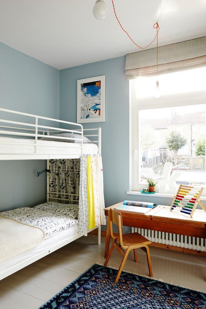 Cette image montre une petite chambre d'enfant de 4 à 10 ans design avec un mur bleu, parquet peint et un sol blanc.