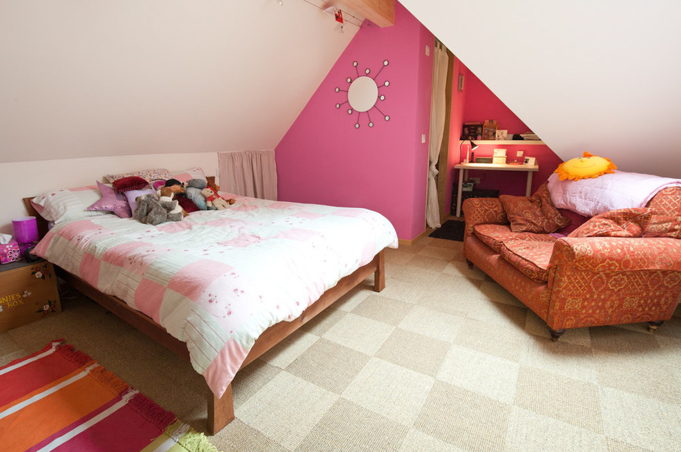 Cette photo montre une chambre d'enfant tendance avec un mur multicolore.