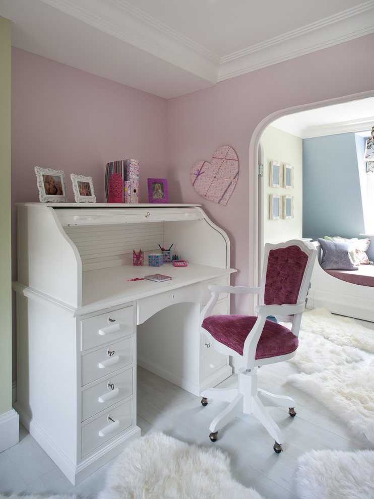 Modelo de dormitorio infantil de 4 a 10 años tradicional grande con paredes multicolor y suelo de madera pintada