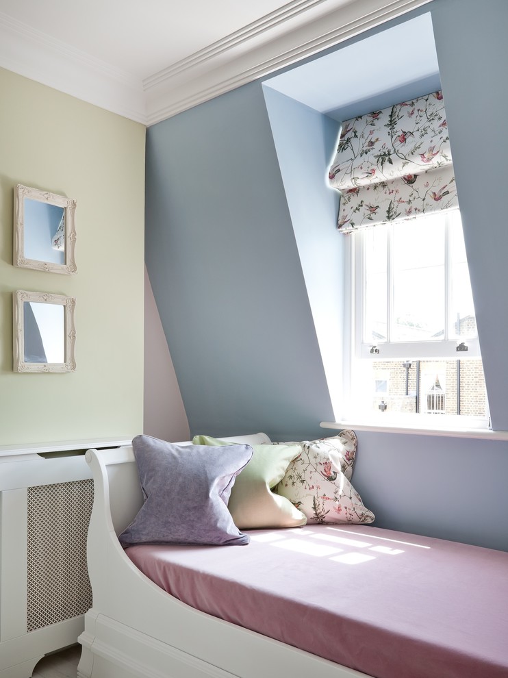 Klassisk inredning av ett stort flickrum kombinerat med sovrum och för 4-10-åringar, med flerfärgade väggar