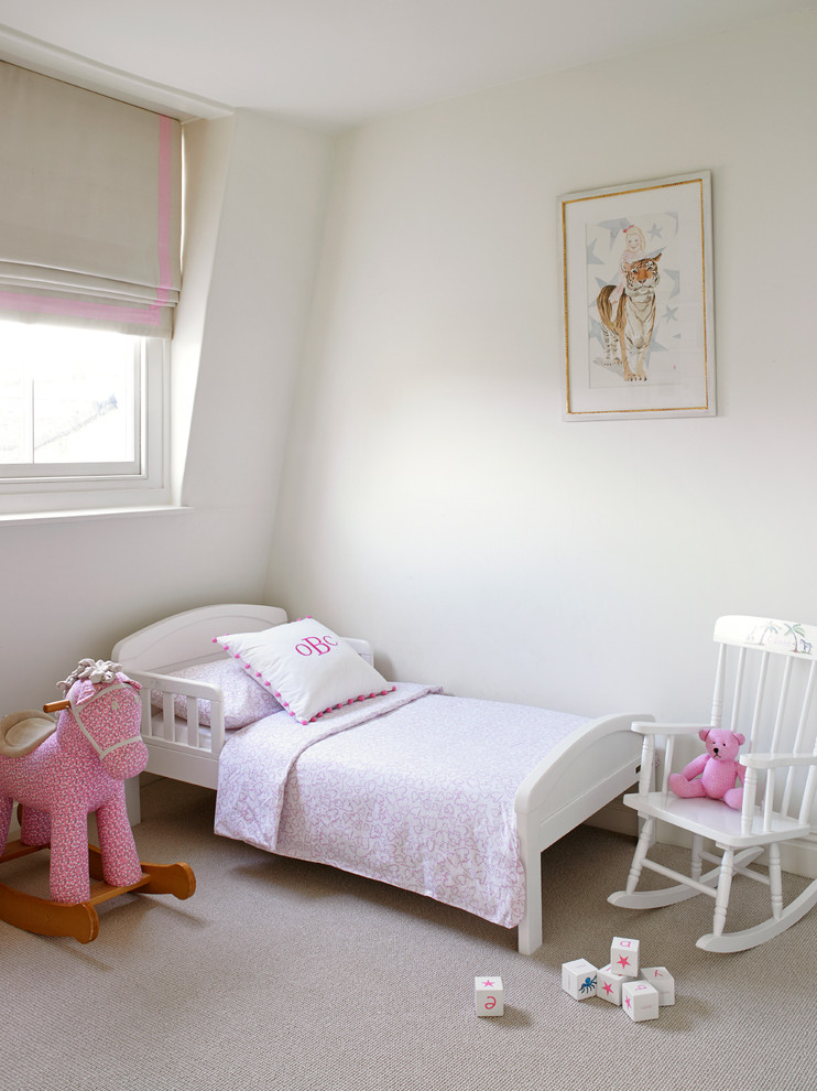 Klassisches Mädchenzimmer mit Schlafplatz, weißer Wandfarbe und Teppichboden in London