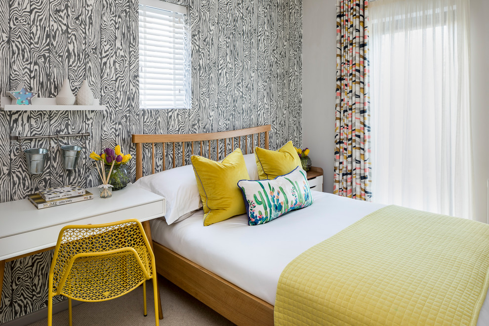 Exemple d'une petite chambre d'enfant éclectique avec un mur gris, moquette et un sol beige.