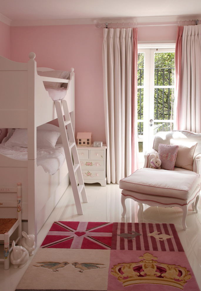 Cette photo montre une chambre d'enfant de 4 à 10 ans victorienne avec un mur rose et un lit superposé.