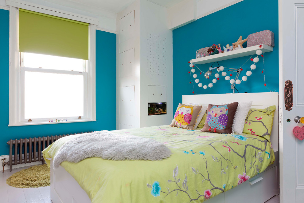 Diseño de dormitorio infantil de 4 a 10 años ecléctico pequeño con suelo blanco, paredes azules y suelo de madera pintada