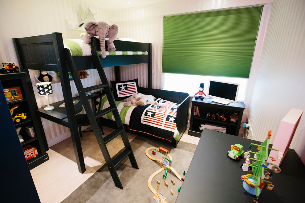 Ejemplo de dormitorio infantil de 1 a 3 años moderno de tamaño medio con paredes azules