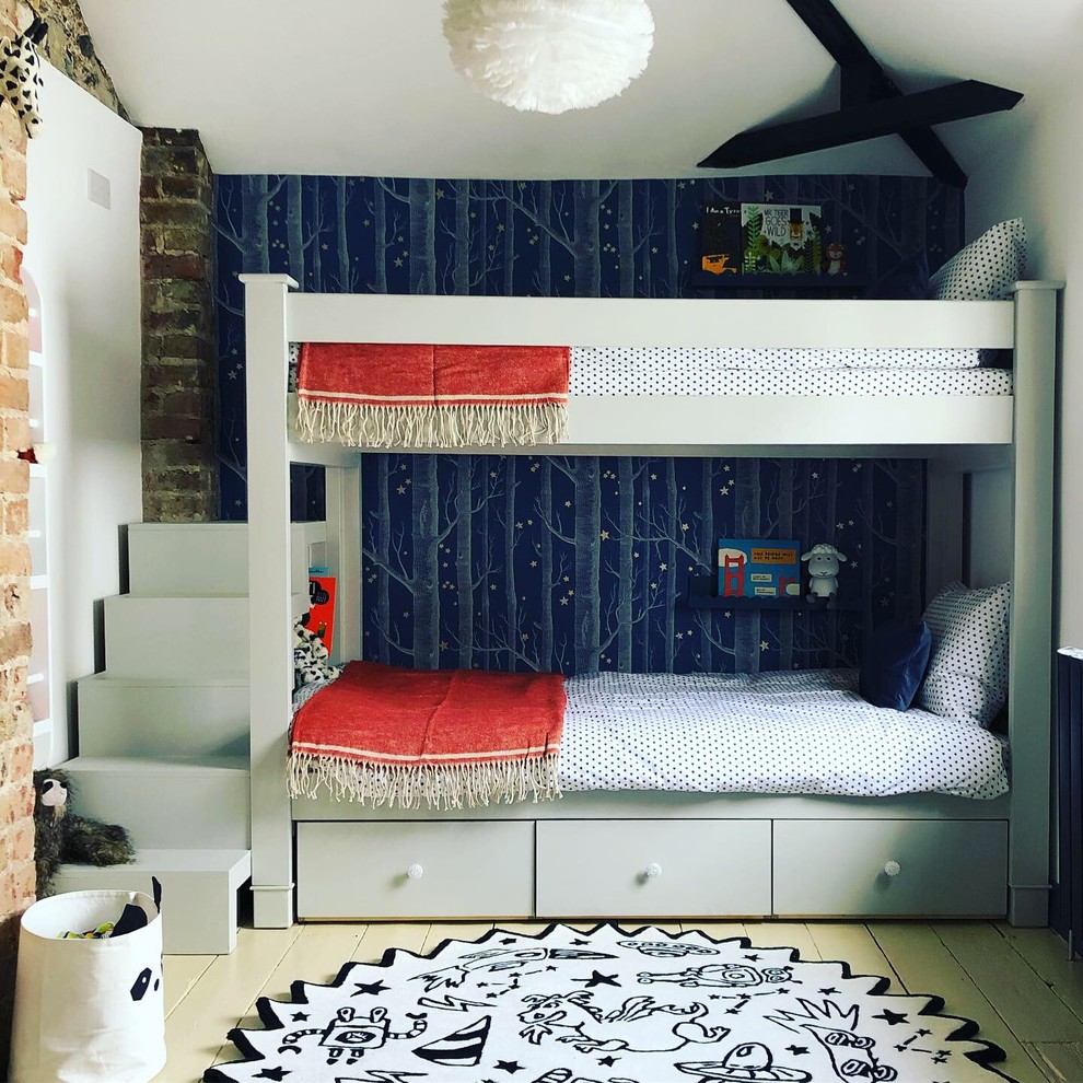 Diseño de dormitorio infantil de 4 a 10 años clásico con paredes azules y suelo de madera pintada