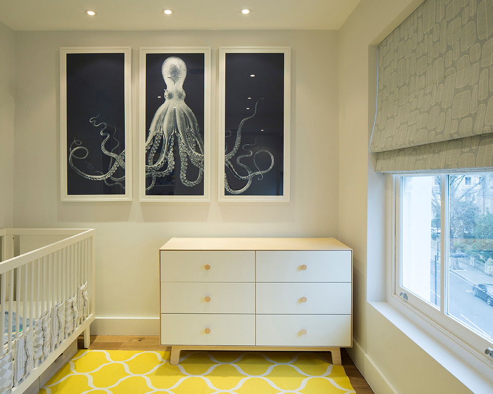 Diseño de habitación de bebé niño contemporánea de tamaño medio con paredes verdes y suelo de madera en tonos medios