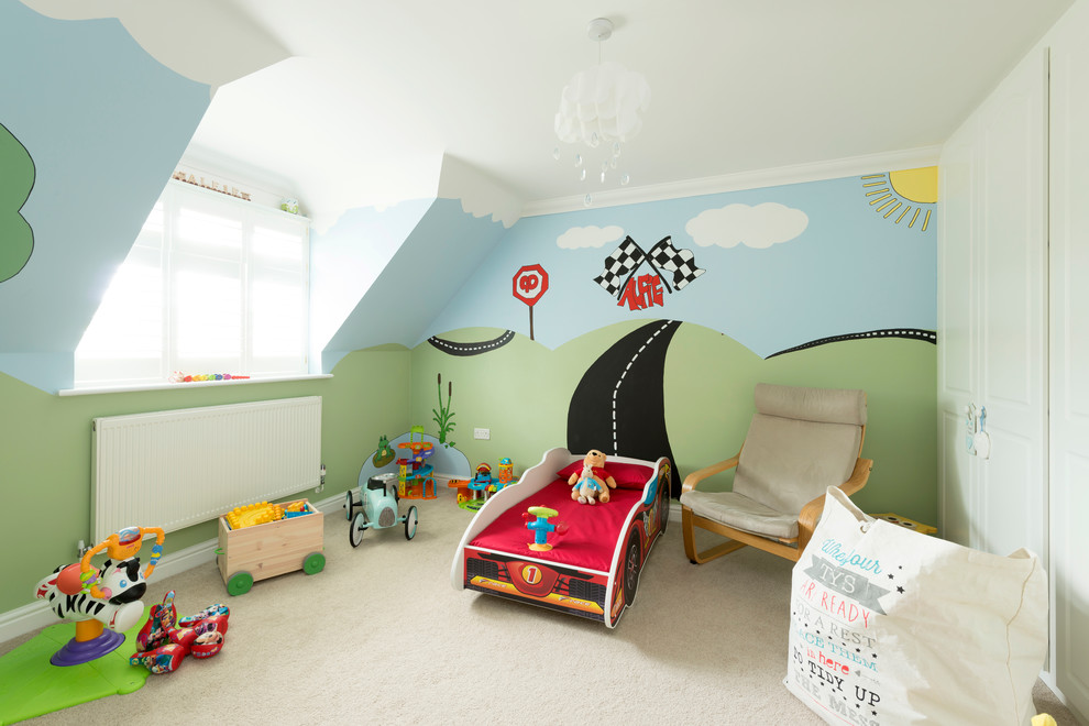 Cette image montre une grande chambre d'enfant minimaliste avec un mur multicolore, moquette et un sol beige.