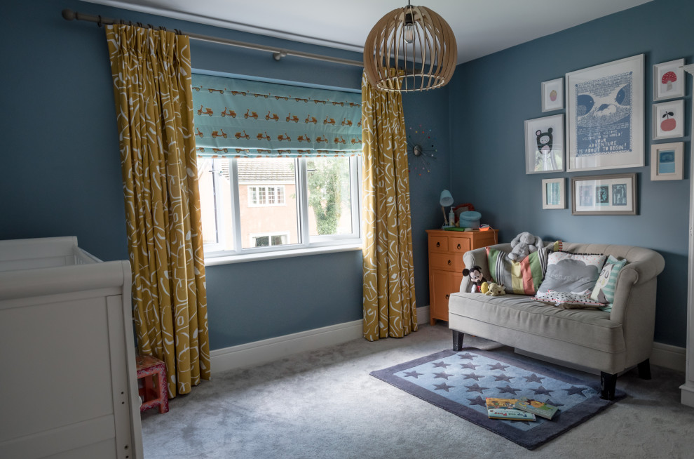 Eklektisk inredning av ett mellanstort könsneutralt småbarnsrum kombinerat med sovrum, med blå väggar, heltäckningsmatta och grått golv